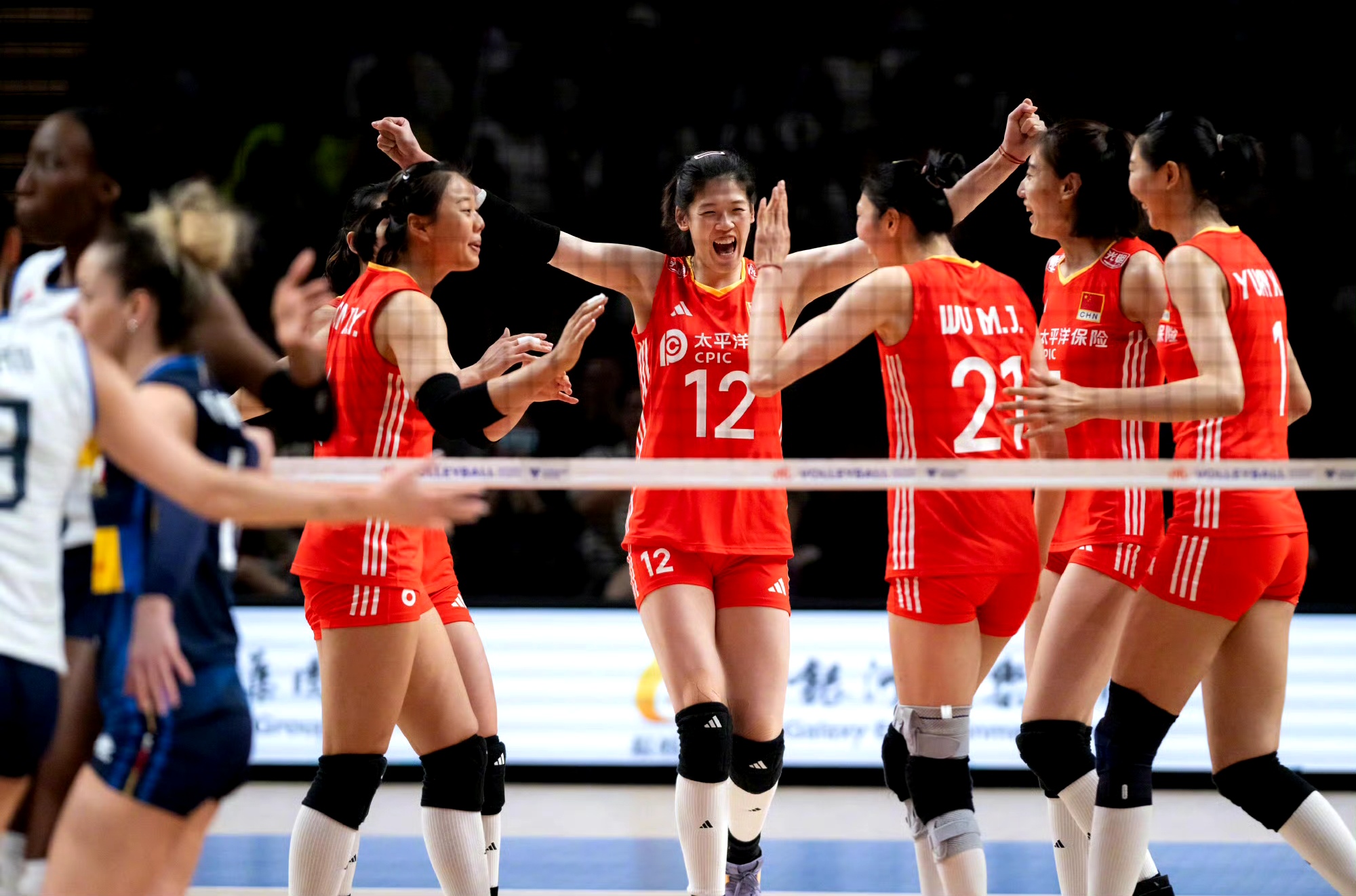 中国女排首战德国，以三局领先获胜