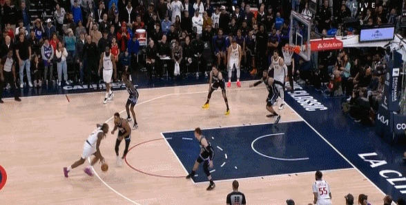 勇士主场击败快船，取得关键胜利