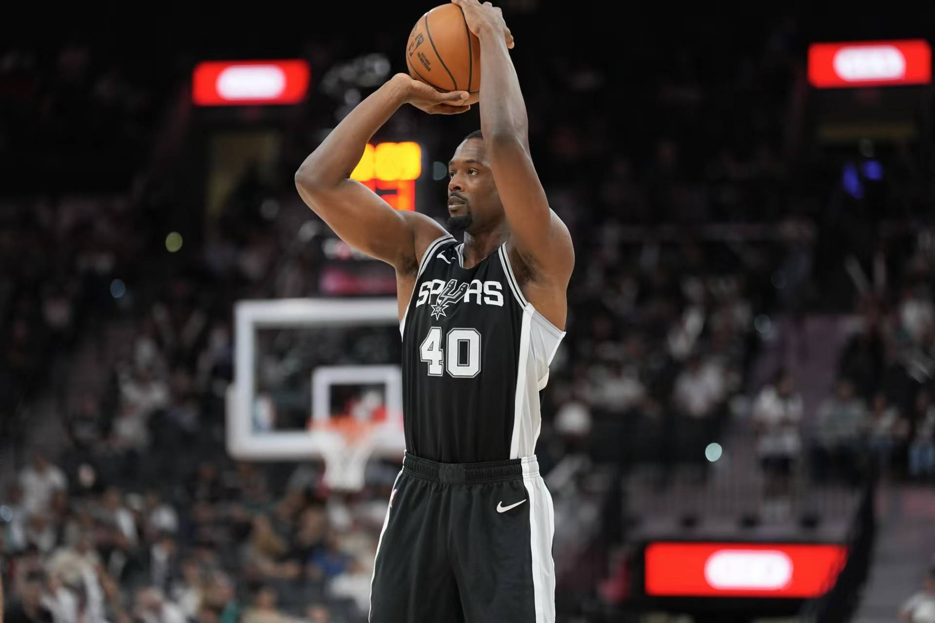 国王逆转马刺，赢得关键比赛