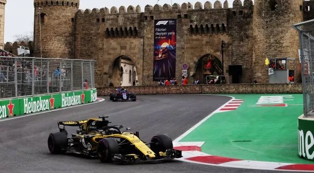 雷诺车队轻取梅赛德斯,塞恩斯带队取胜 雷诺车队轻取梅赛德斯,塞恩斯带队取胜