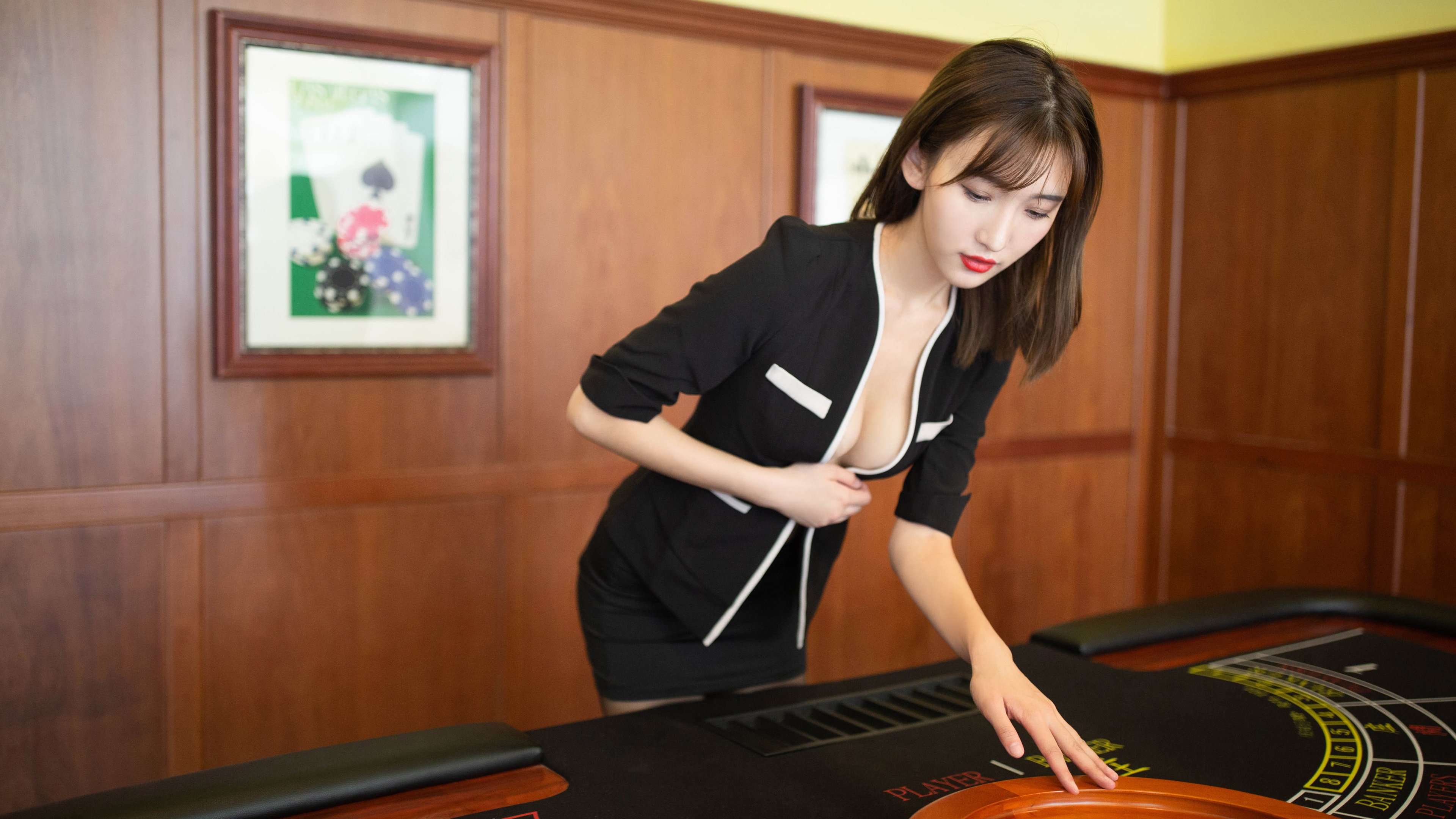 新王怒吼压境，旧主苦守城门，爱德华兹42分破冰，马刺加时险胜湖人